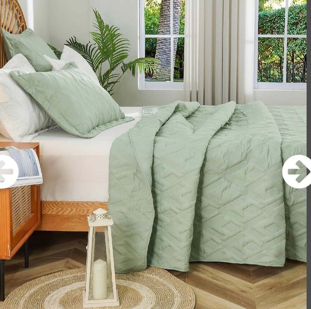 BOV Green Oversized Queen Quilt 92x96 in Lightweight Bedding